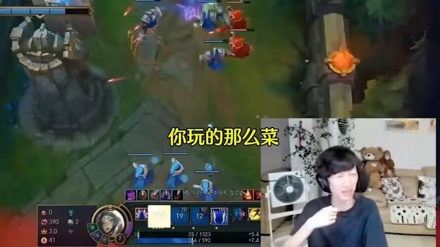 LOL有第二个周姐了!大雷黑丝硬控姿态,电棍锐评Faker:又老又菜